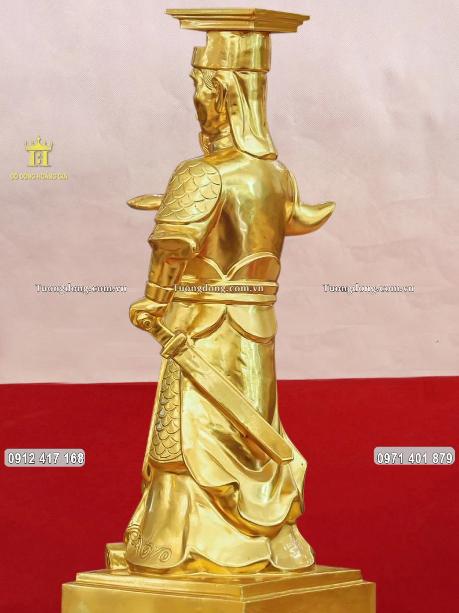 Hình ảnh phía sau của bức tượng Vua Đinh Tiên Hoàng